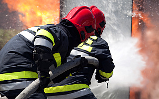 Policjanci ustalają przyczyny pożaru budynku mieszkalnego w Kozłowie